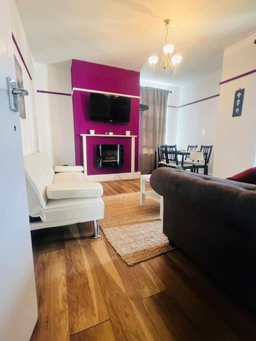 Entire 2 Bed Flat In * Londen