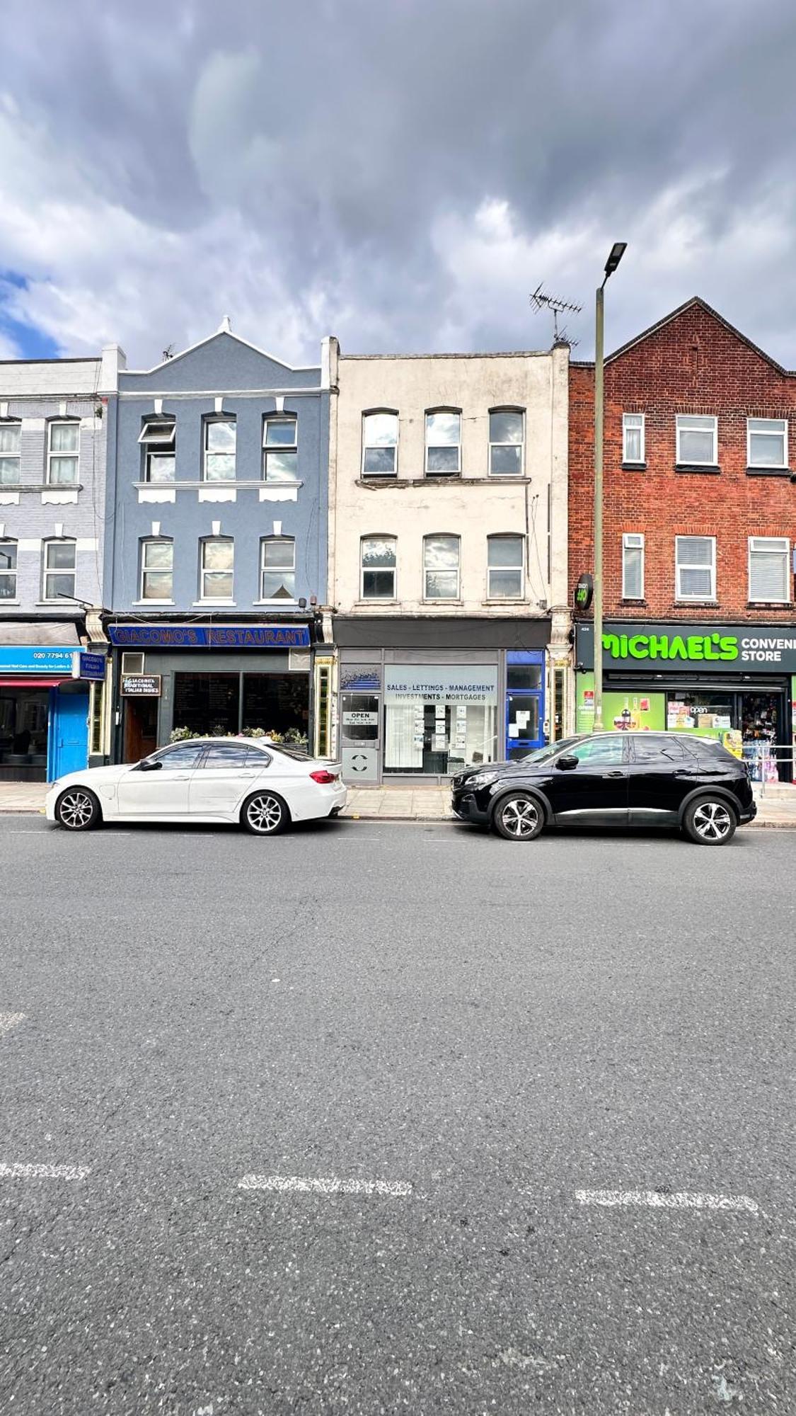 Serviced In Finchley Road Londen