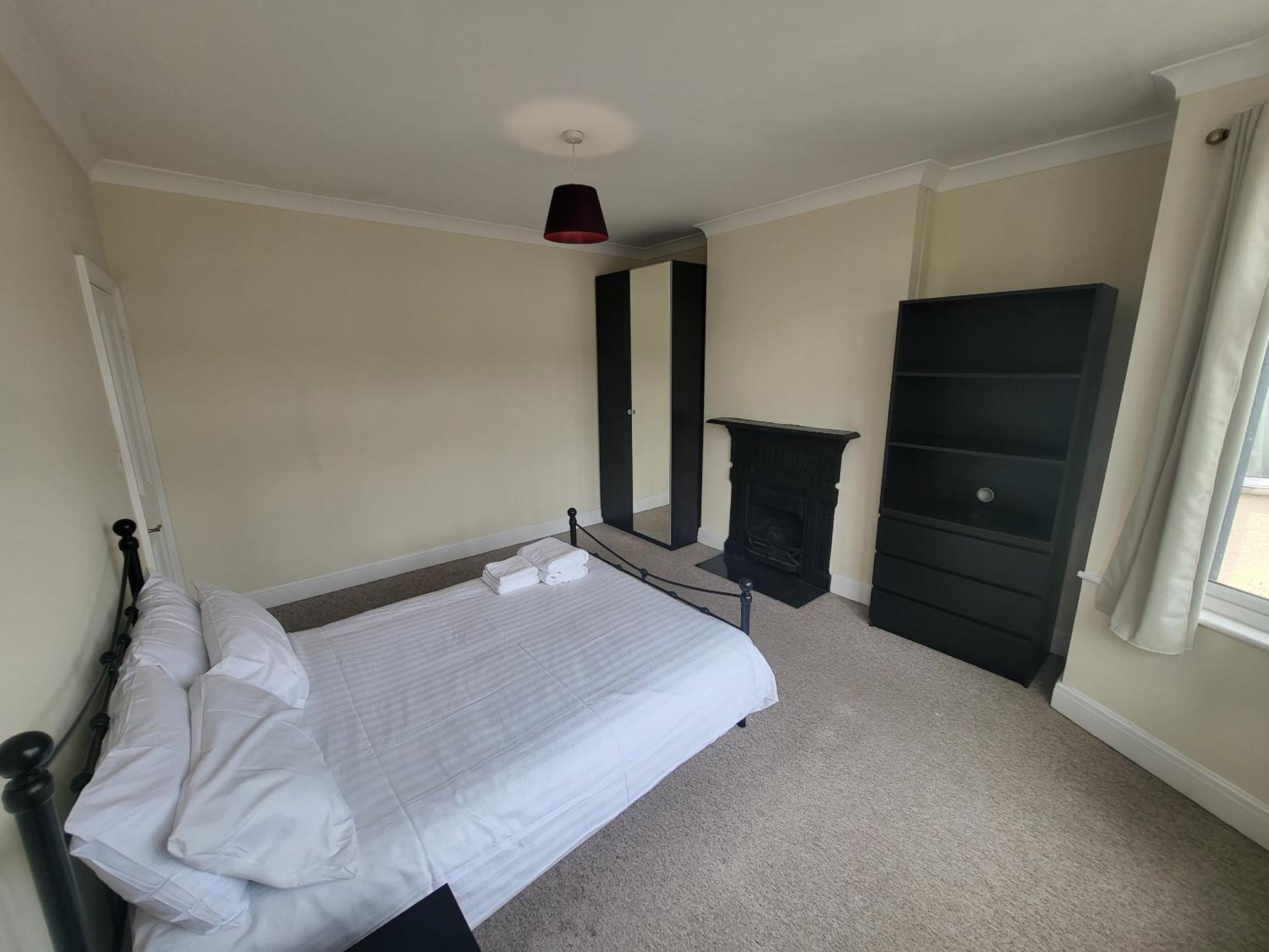 Spacious Central 5 Bedroom House By Tube Station *