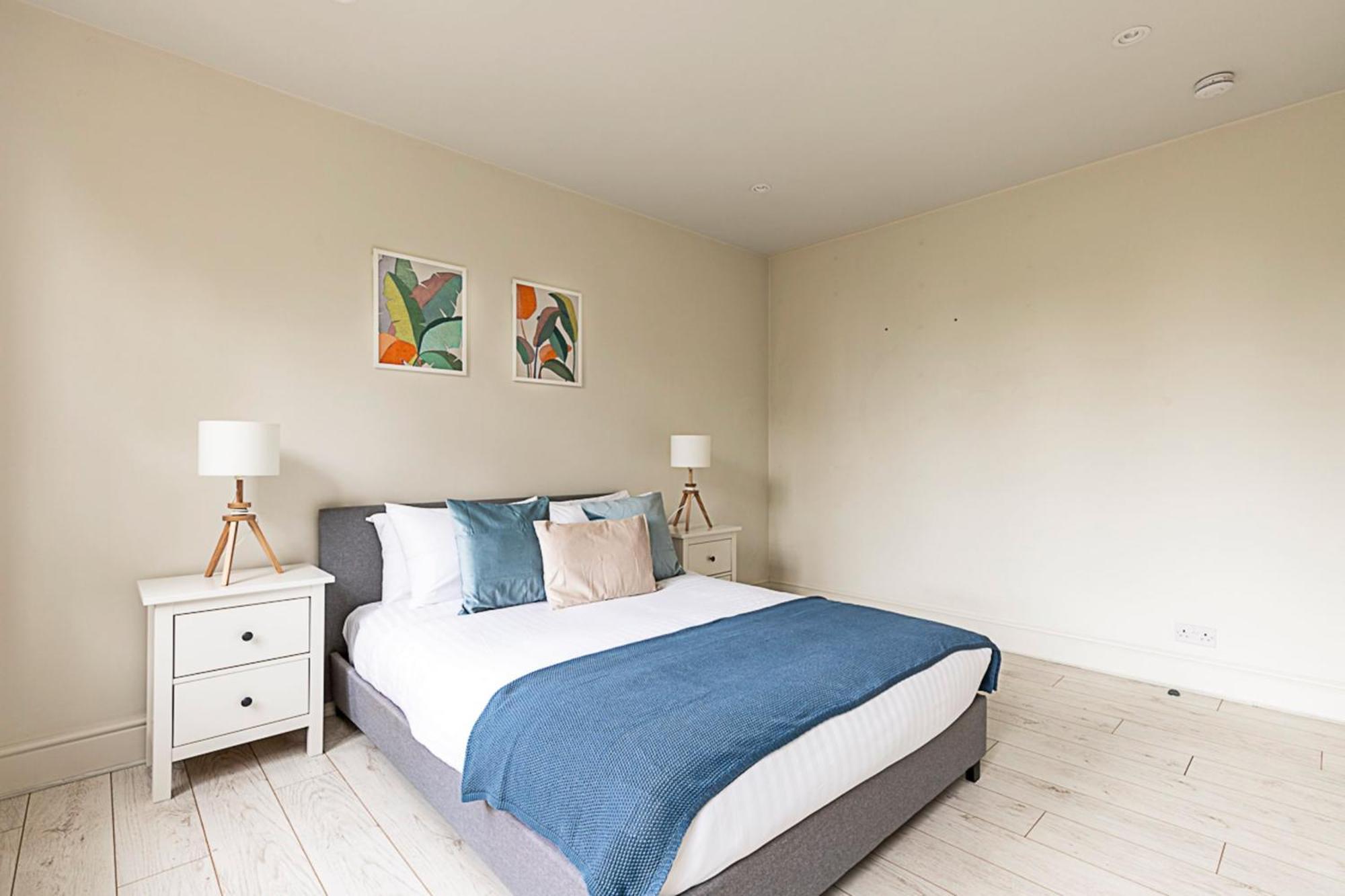 Apartamento Stylish Riverside Retreat In *