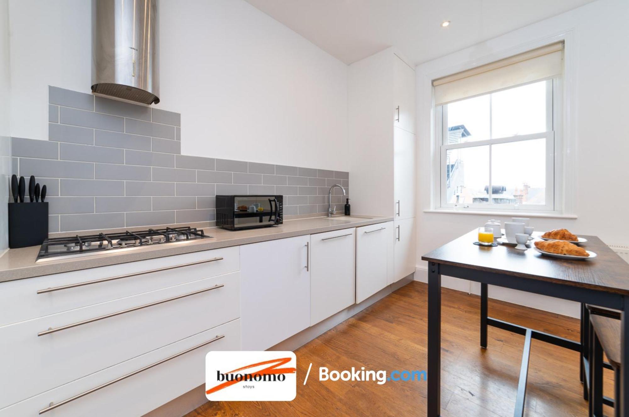 Three Bedroom At Buonomo Short Lets & Serviced Close To Wimbledon Tennis Courts Londres