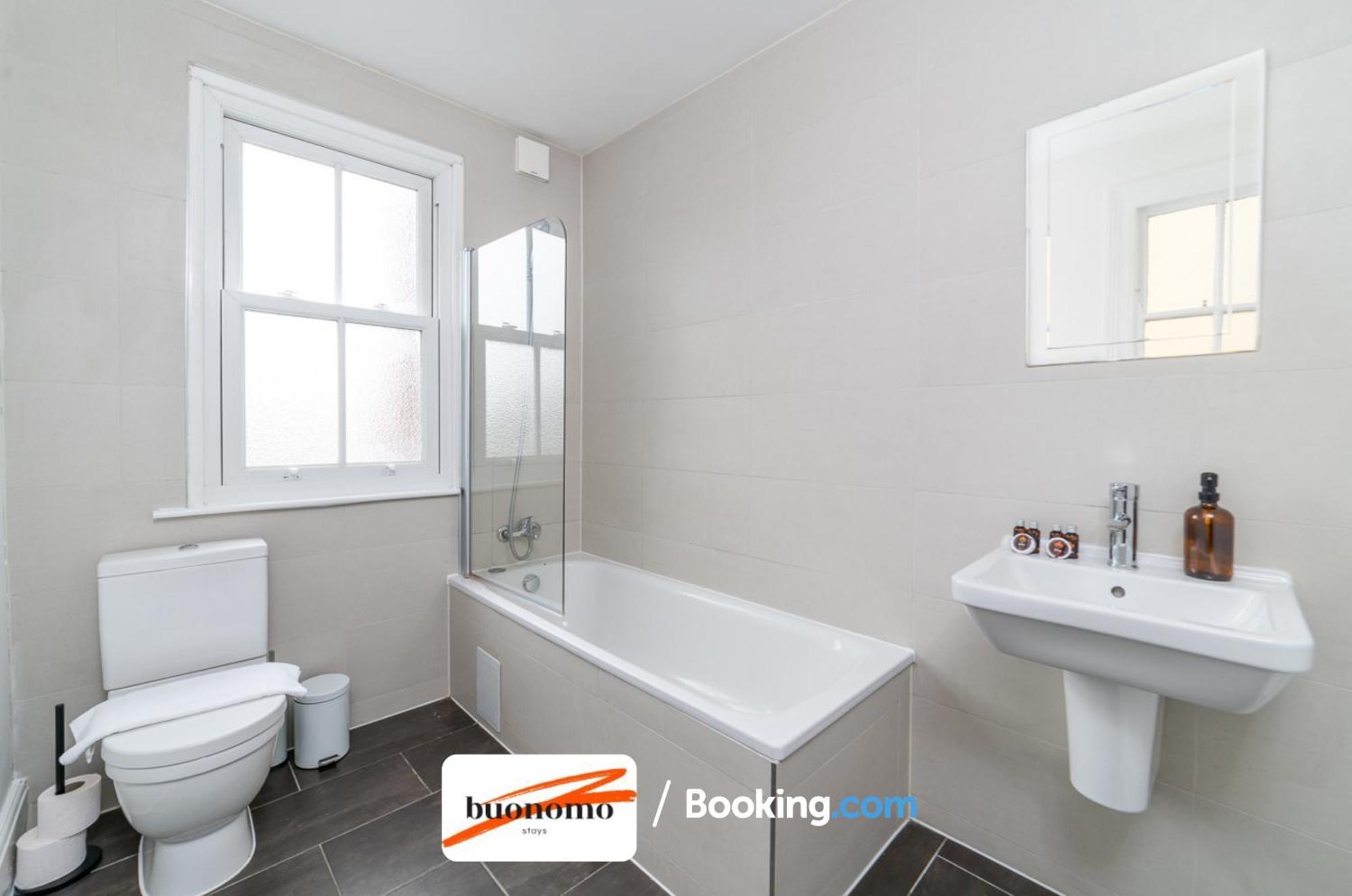 Three Bedroom At Buonomo Short Lets & Serviced Close To Wimbledon Tennis Courts Apartamento Londres