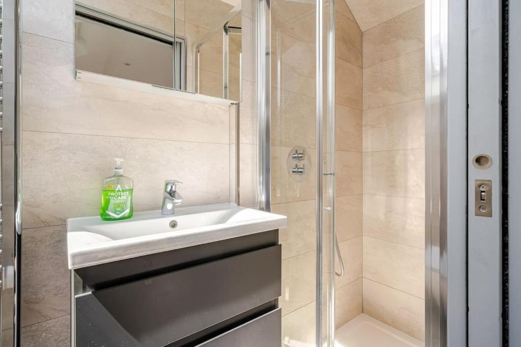 Apartment Luxurious & Modern 2 Bedroom Notting Hill Townhouse
