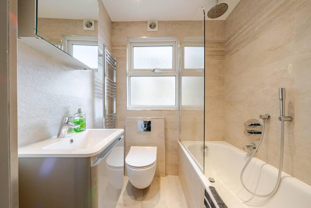 Luxurious & Modern 2 Bedroom Notting Hill Townhouse Apartment London