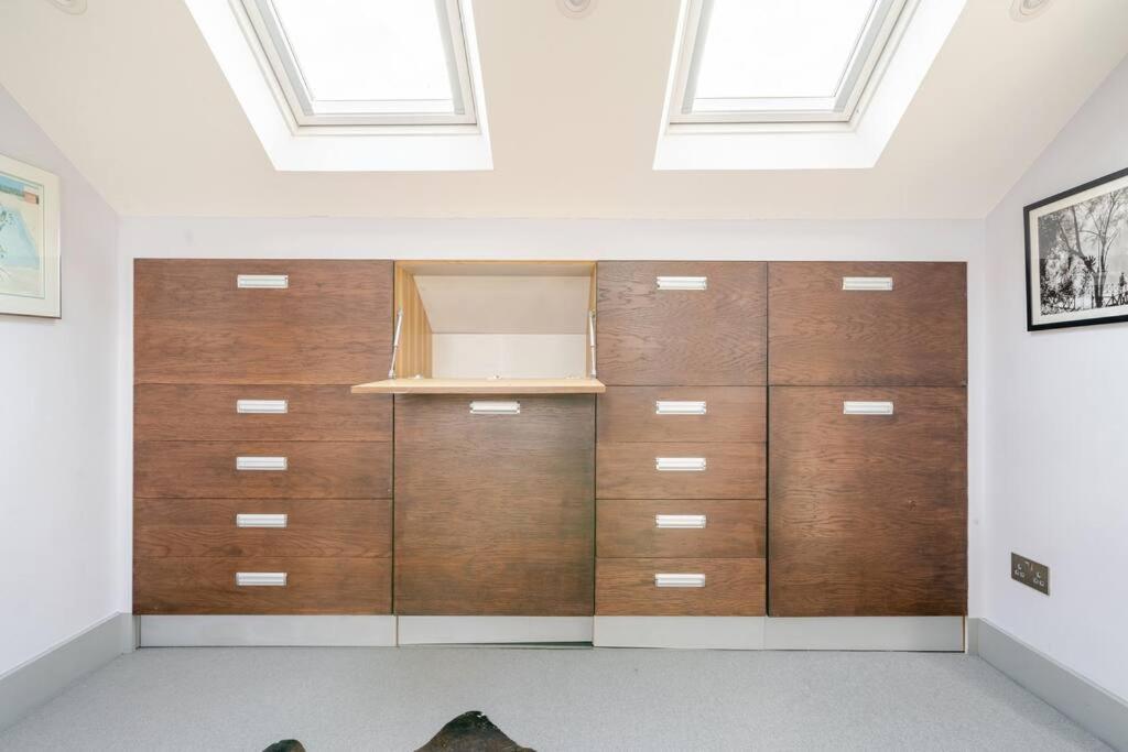 Luxurious & Modern 2 Bedroom Notting Hill Townhouse Apartment