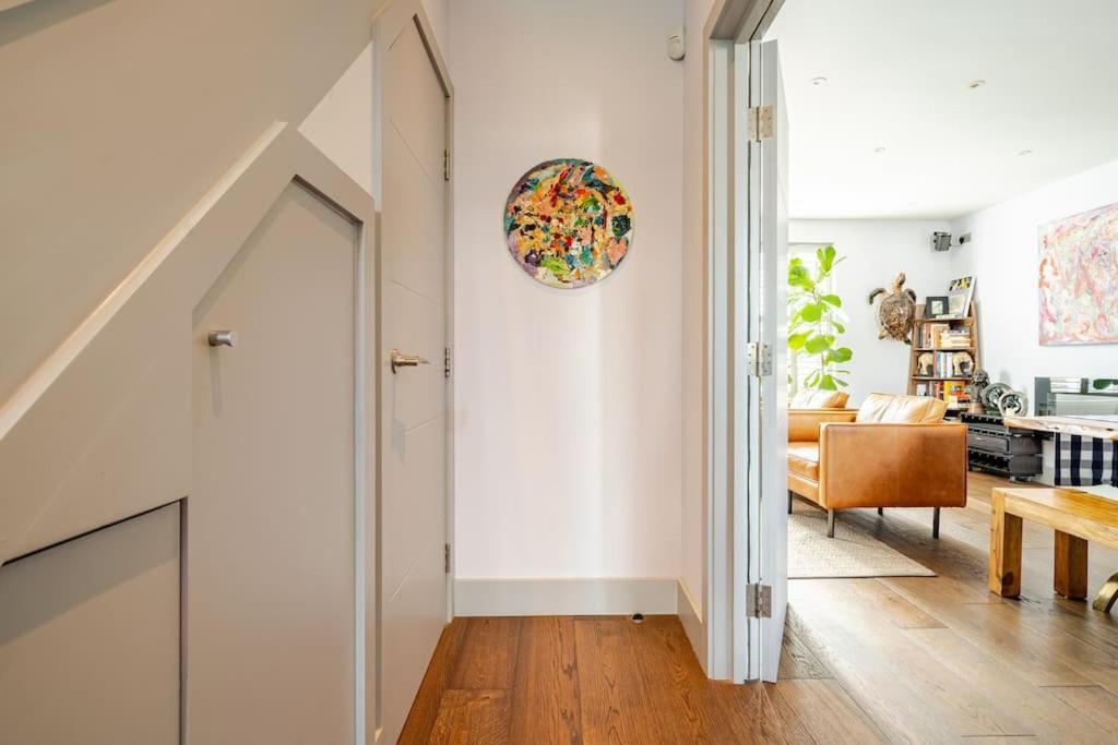 Luxurious & Modern 2 Bedroom Notting Hill Townhouse Apartment
