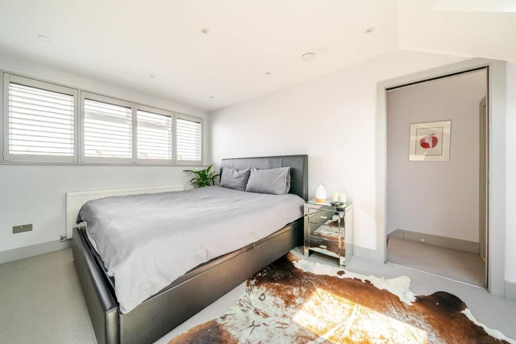 Luxurious & Modern 2 Bedroom Notting Hill Townhouse London