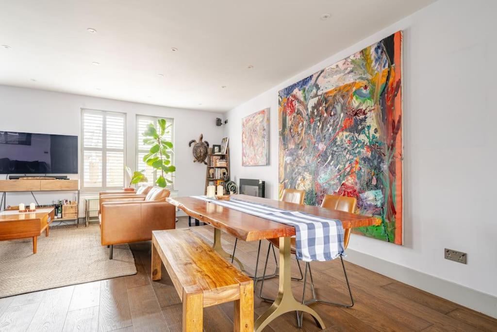 Luxurious & Modern 2 Bedroom Notting Hill Townhouse London