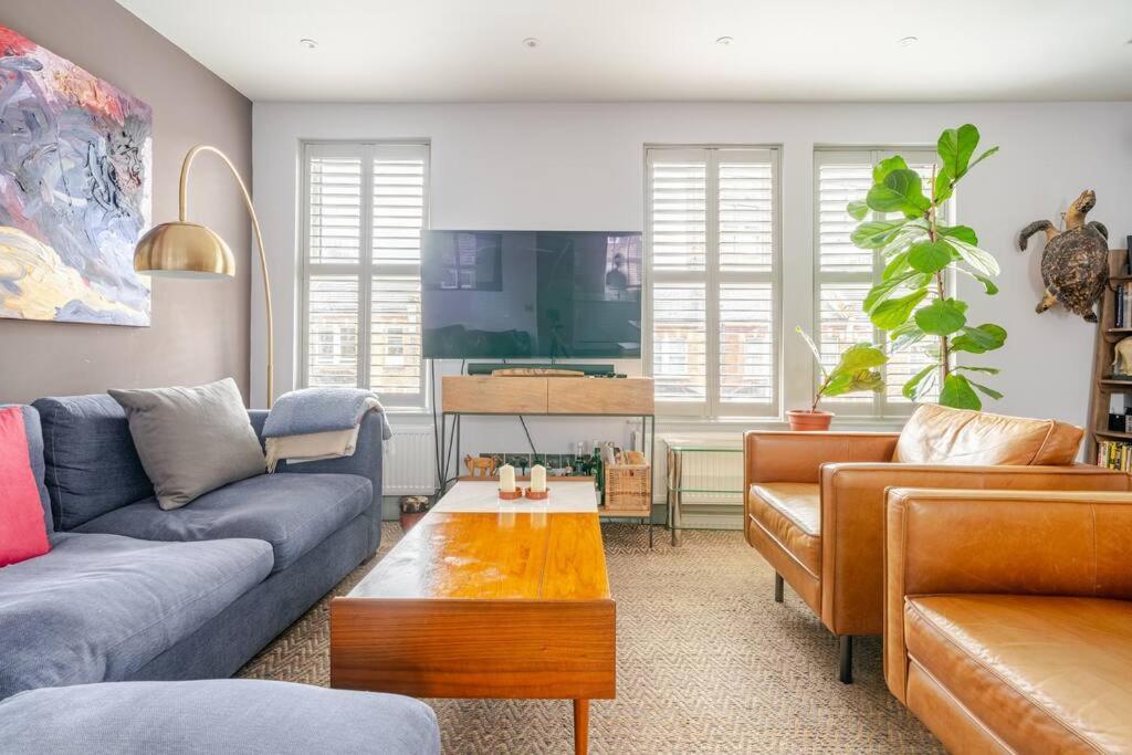 Luxurious & Modern 2 Bedroom Notting Hill Townhouse * London