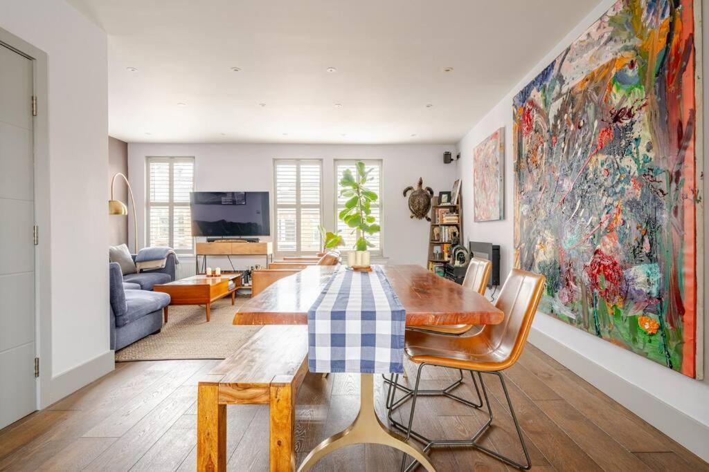 Luxurious & Modern 2 Bedroom Notting Hill Townhouse