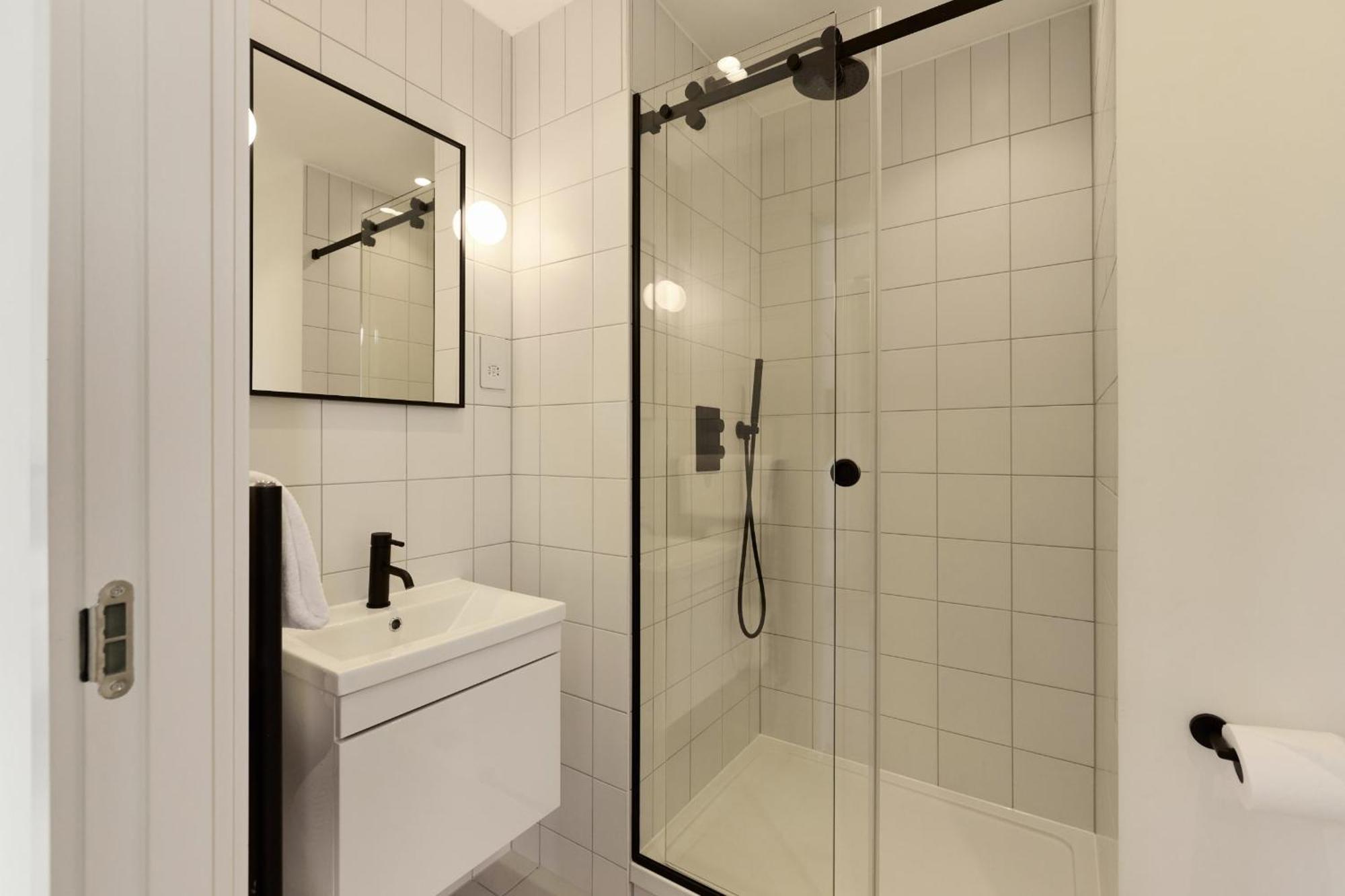 The East Mile Quarters - Gorgeous 3bdr Flat With Balcony * Londres