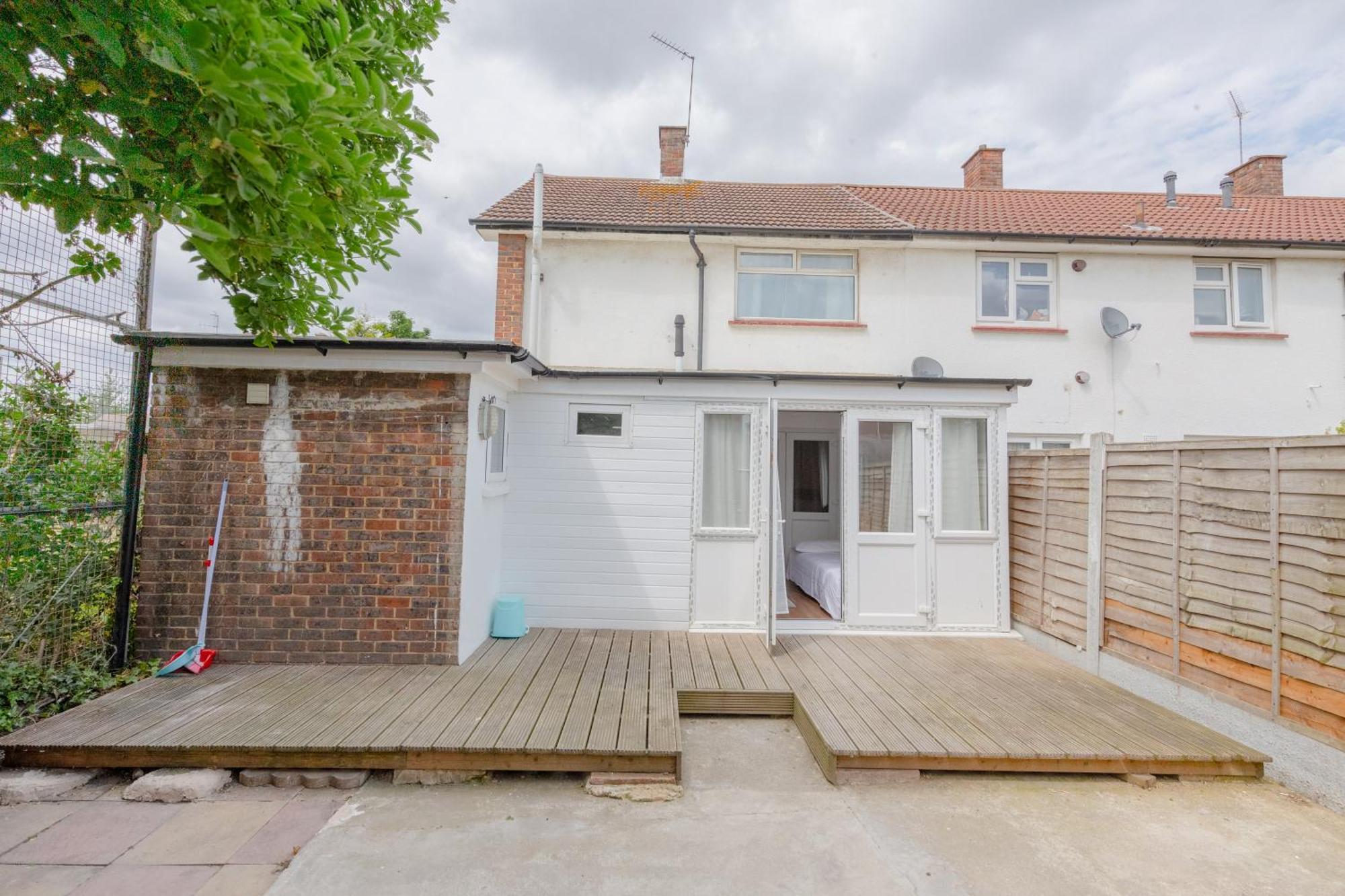 1bd Flat With Patio - 5 Min To Airport Londen