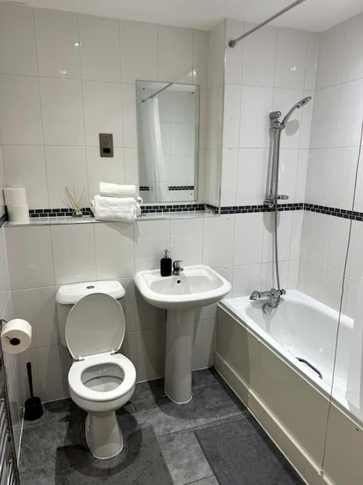 Two Bedrooms Flat In Stratford Apartment London