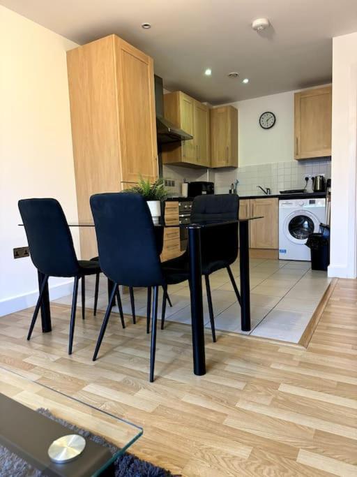 Two Bedrooms Flat In Stratford * London