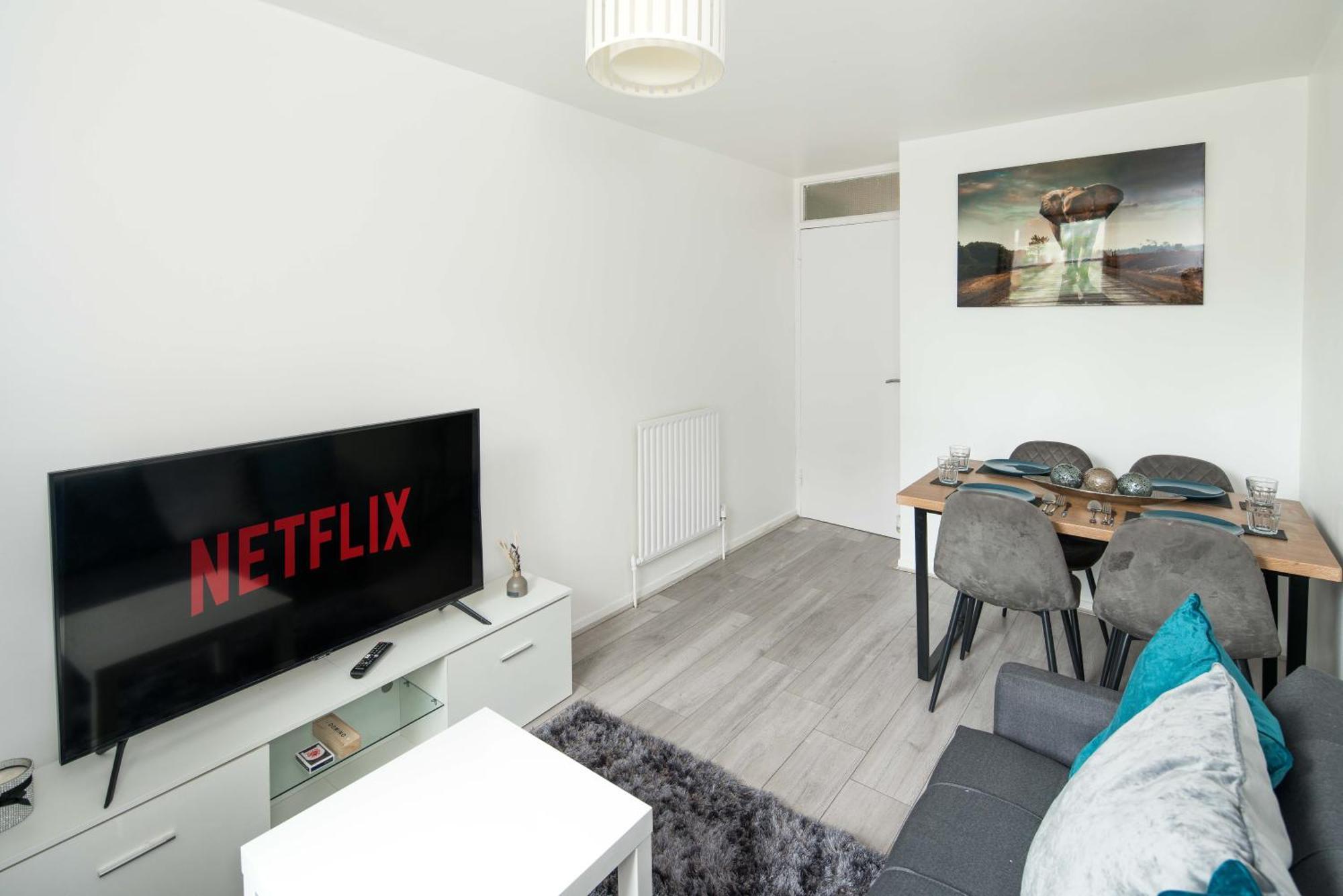 Stylish With Wifi And Easy Access To Apartamento