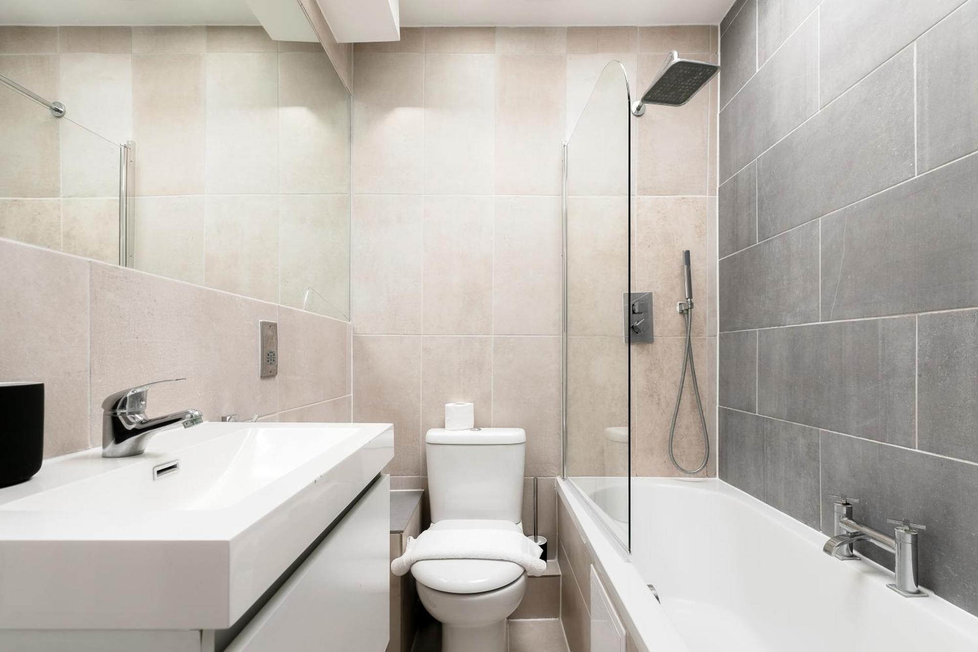 Wonderful Near Portobello Road Apartment