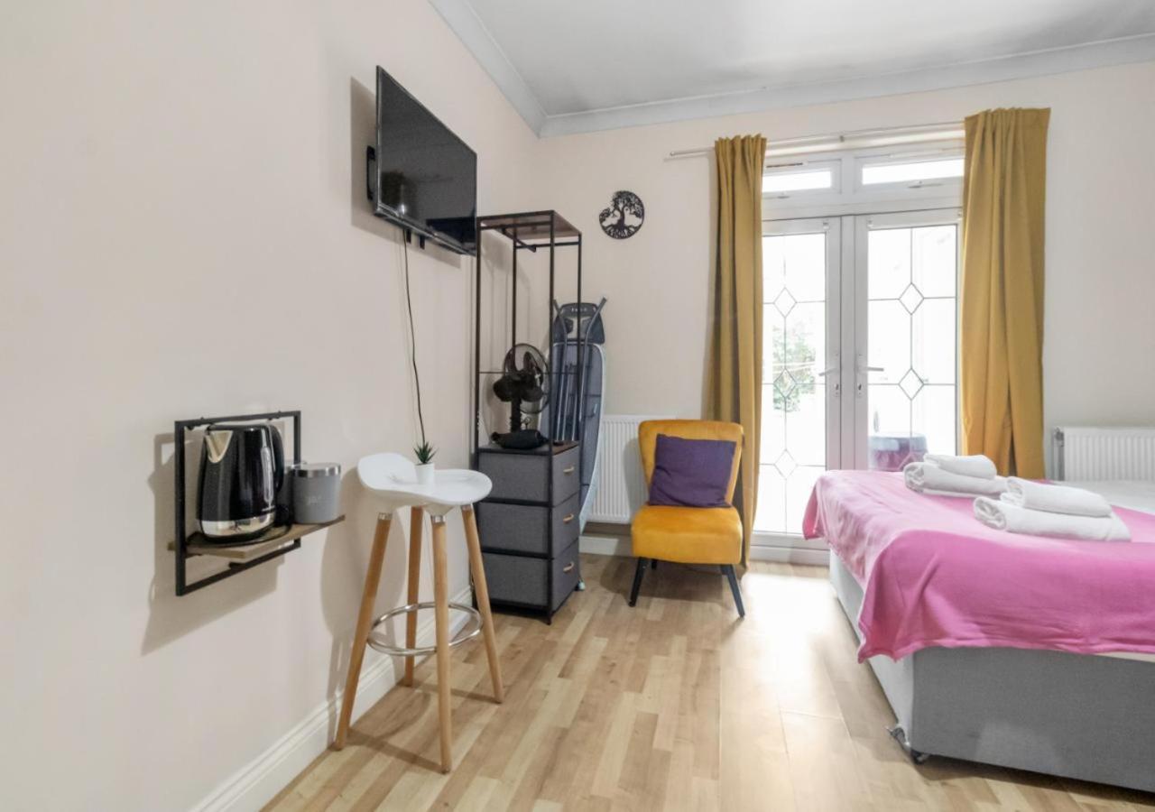 The Roundway Styles & Cosy Private In Apartamento
