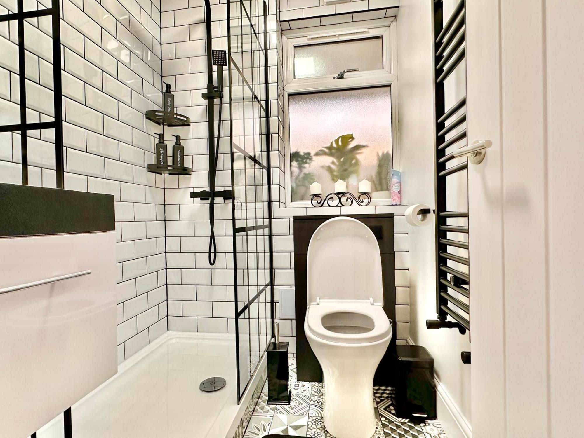 Newly Refurbished ,chic, Attractive 3 Bedroom Flat *