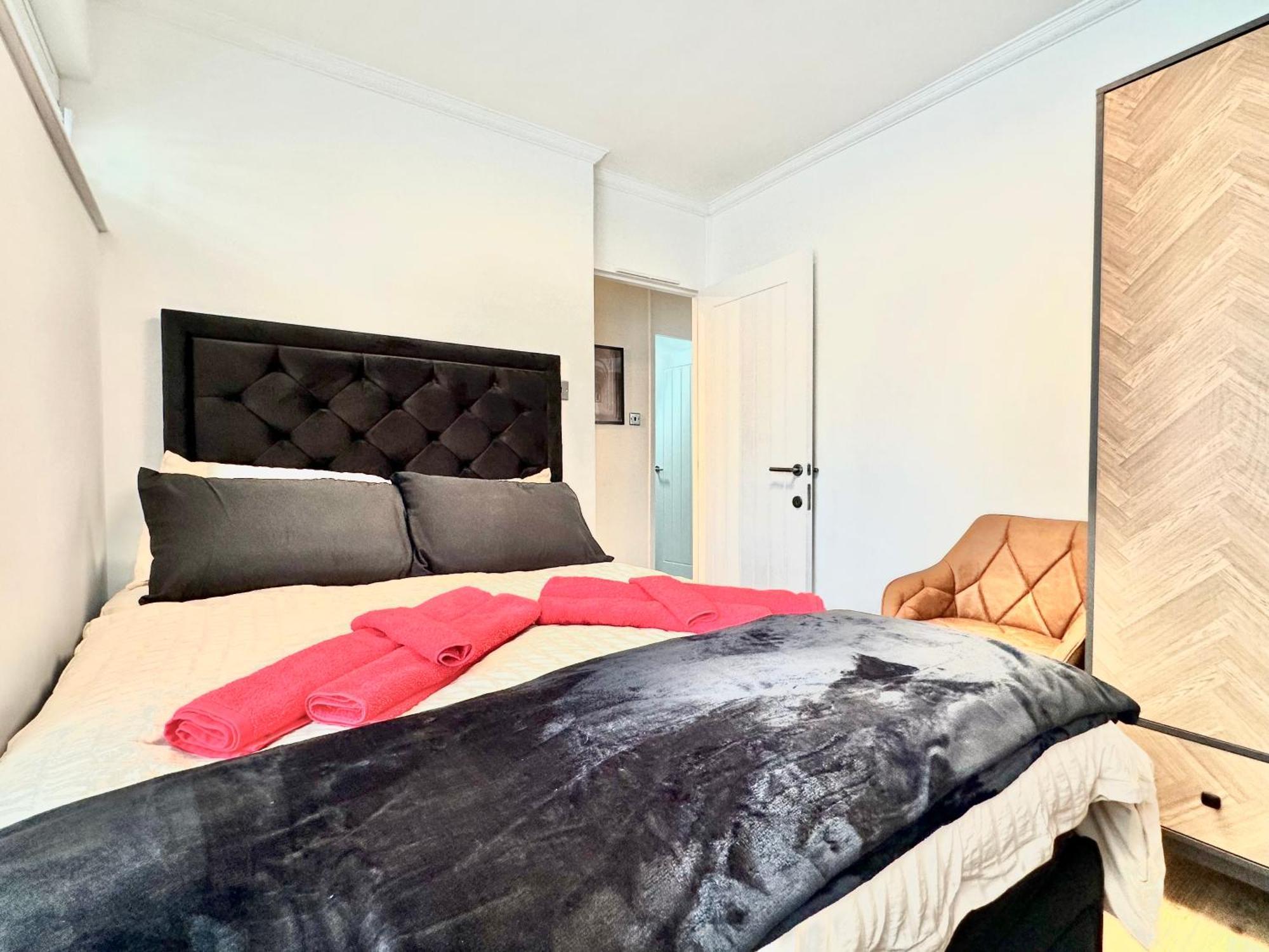 Newly Refurbished ,chic, Attractive 3 Bedroom Flat *