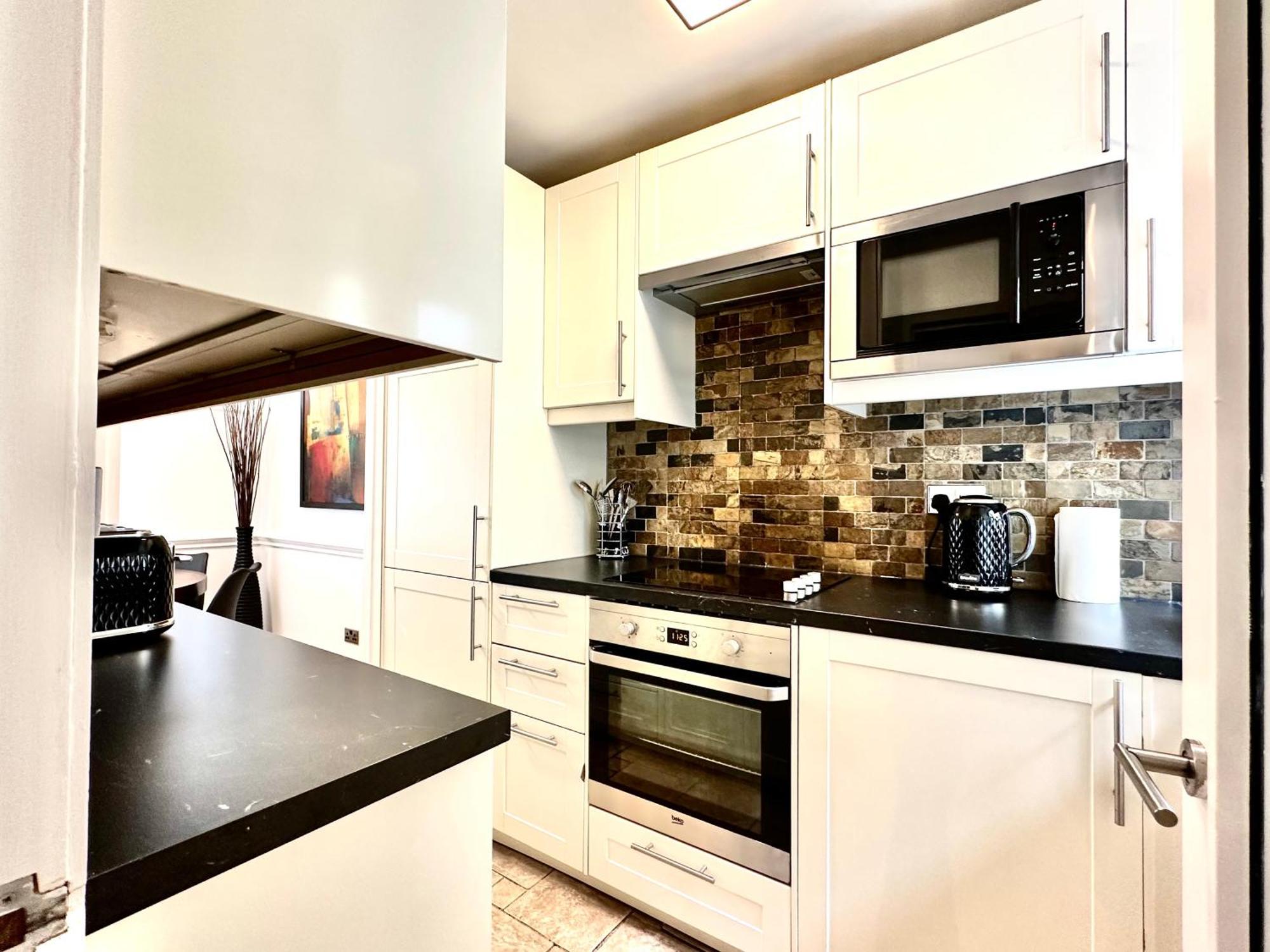 Newly Refurbished ,chic, Attractive 3 Bedroom Flat Apartamento *