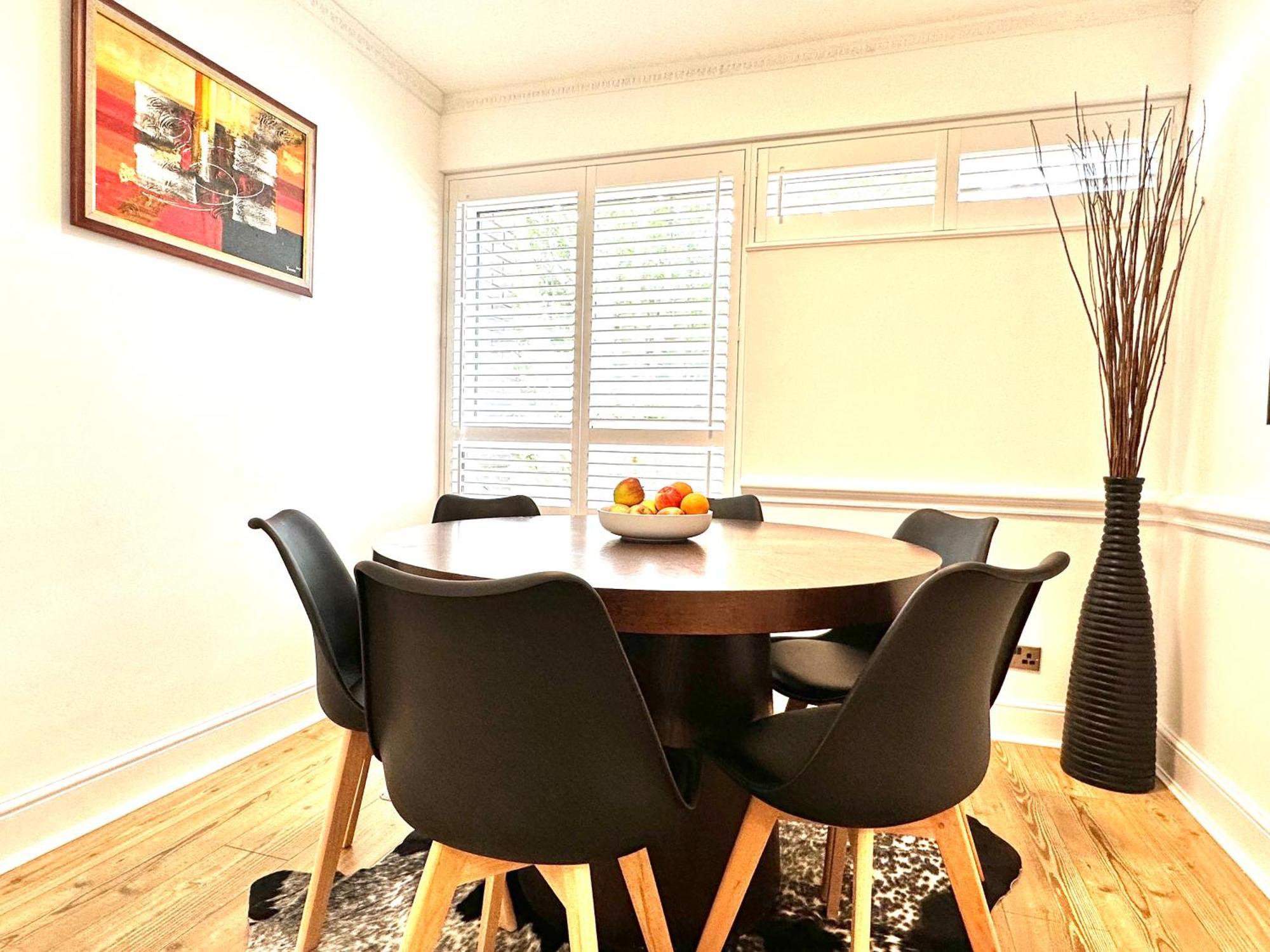Newly Refurbished ,chic, Attractive 3 Bedroom Flat Londres
