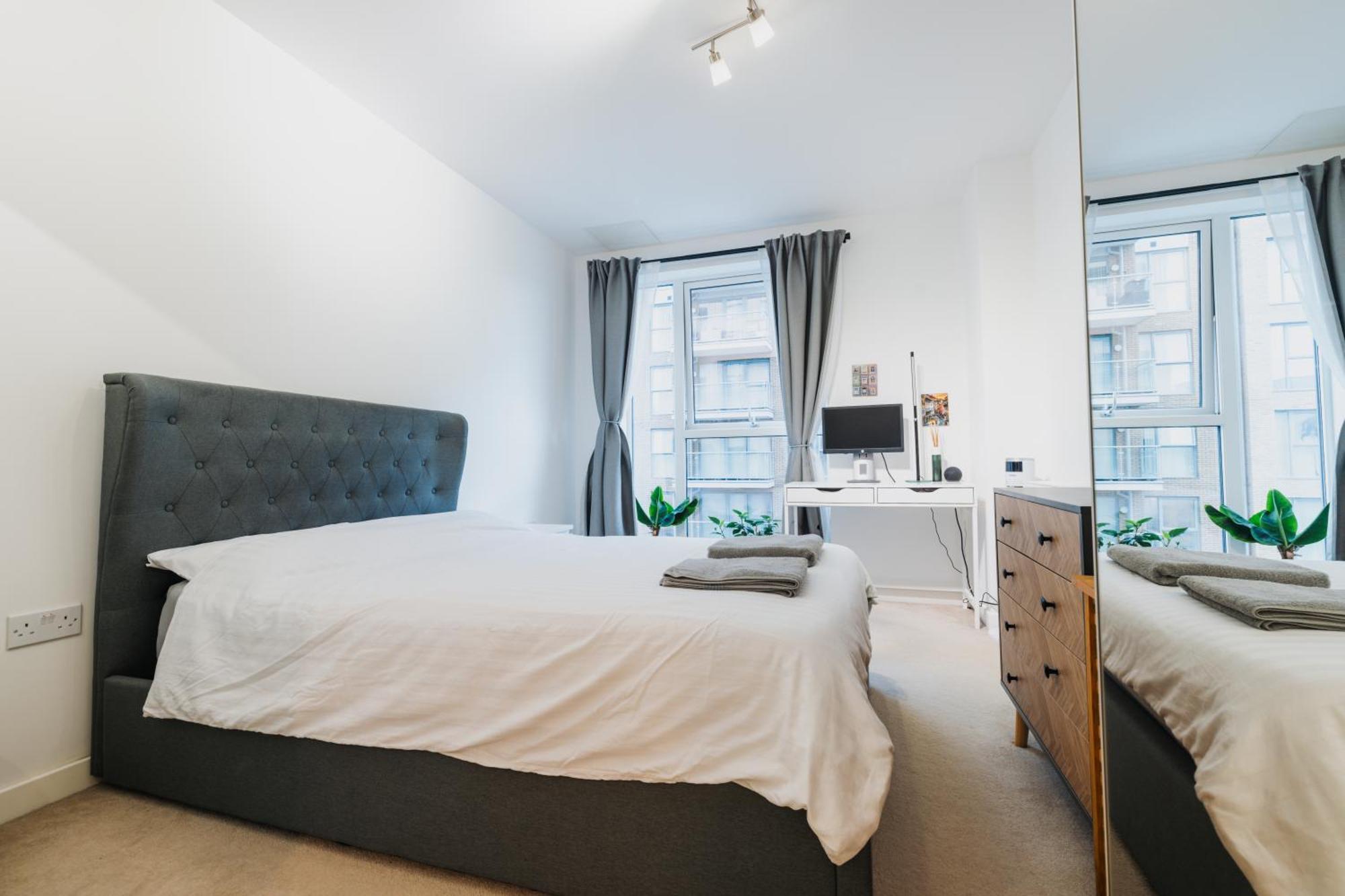 Brixton Village Flat- Private En-suite Double Bedroom *
