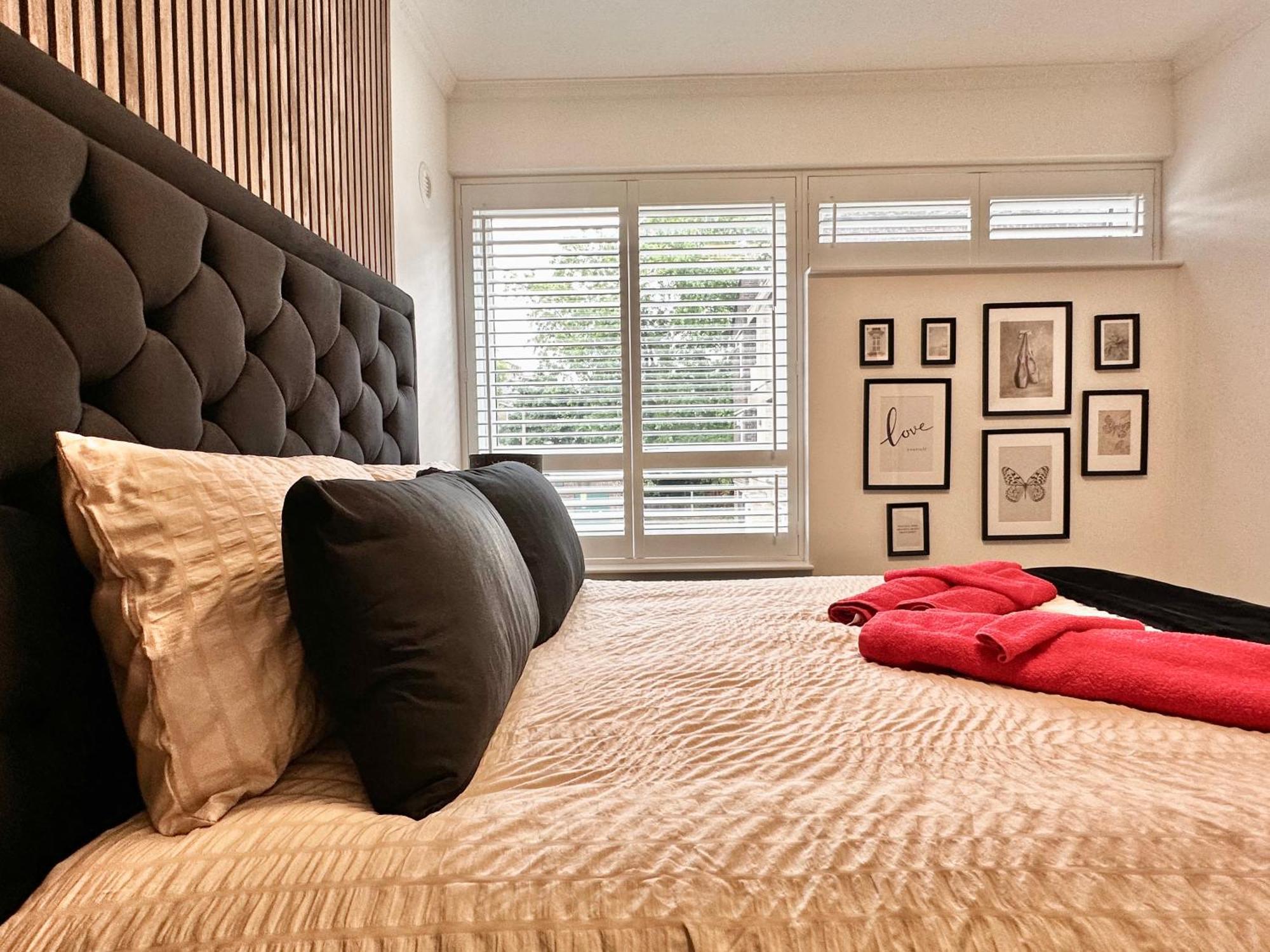 Newly Refurbished ,chic, Attractive 3 Bedroom Flat Apartamento *