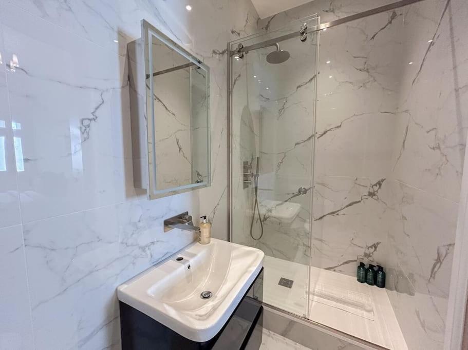 Stylish 2 Bed Flat On The Iconic Gloucester Road Londres
