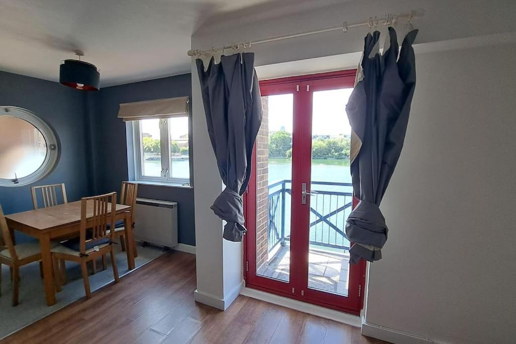Wapping 700sqft 2 Bedroom - South Facing Dockside Views - Secure Parking Londres