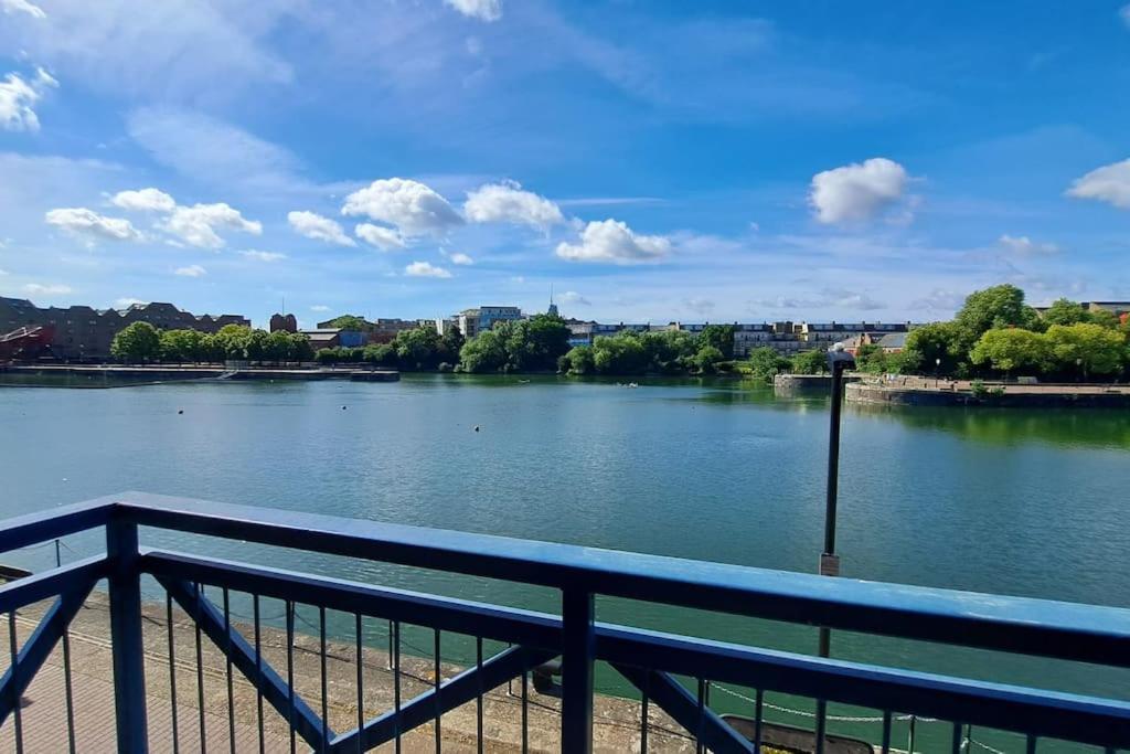 Wapping 700sqft 2 Bedroom - South Facing Dockside Views - Secure Parking Apartamento Londres