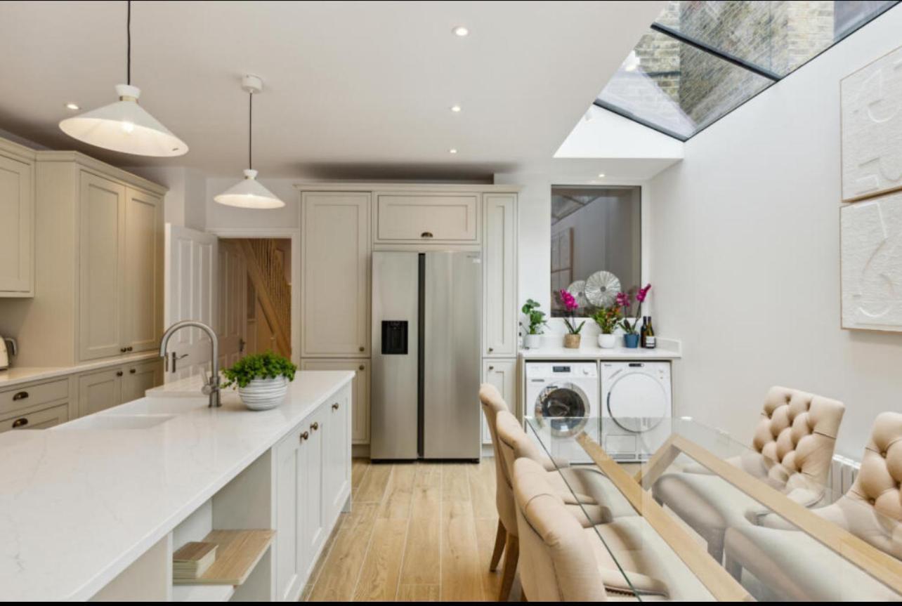 Stylish & Spacious 4 Beds House Сasa de vacaciones