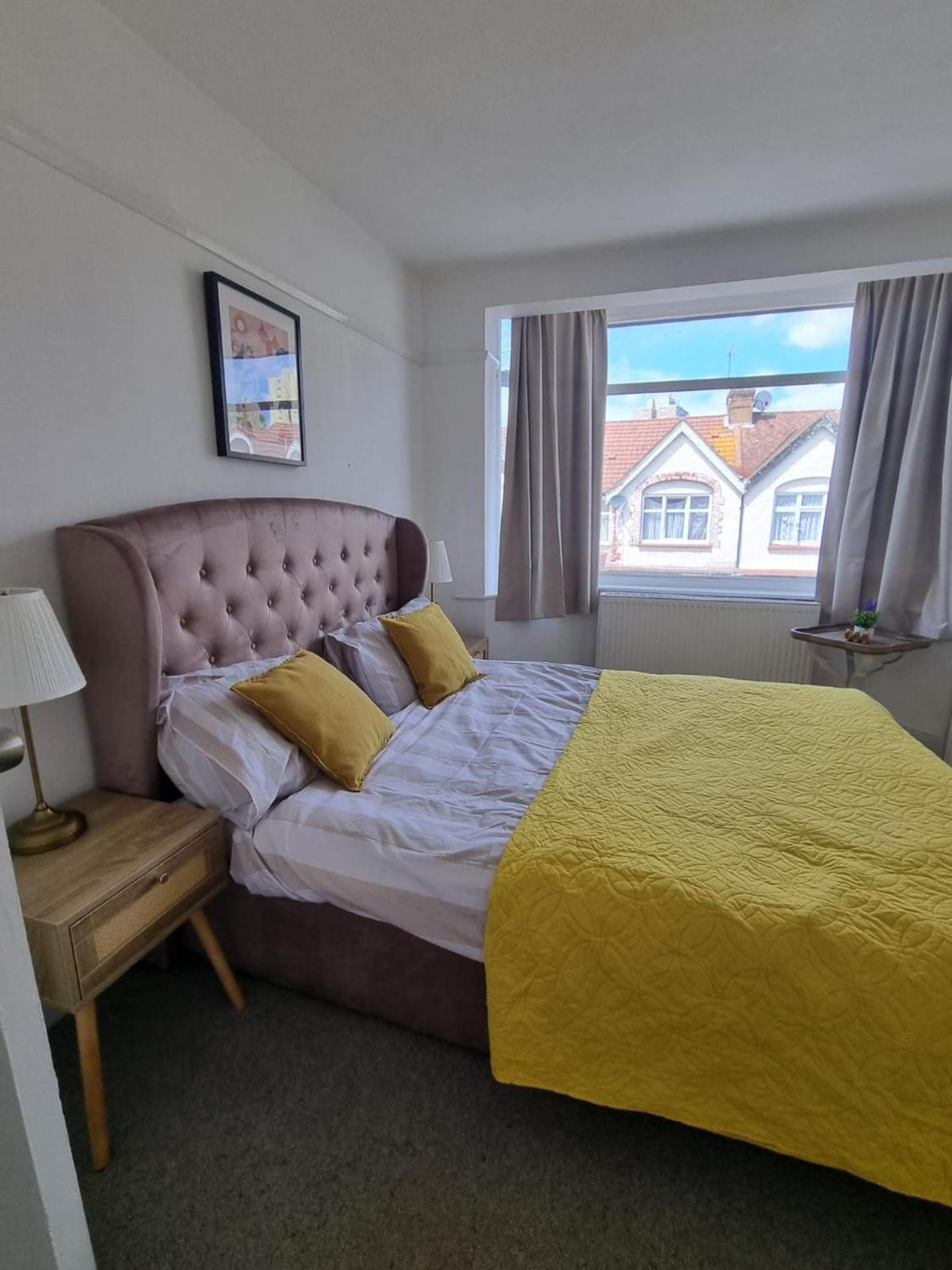Large 4 Bed Terraced House * Londres