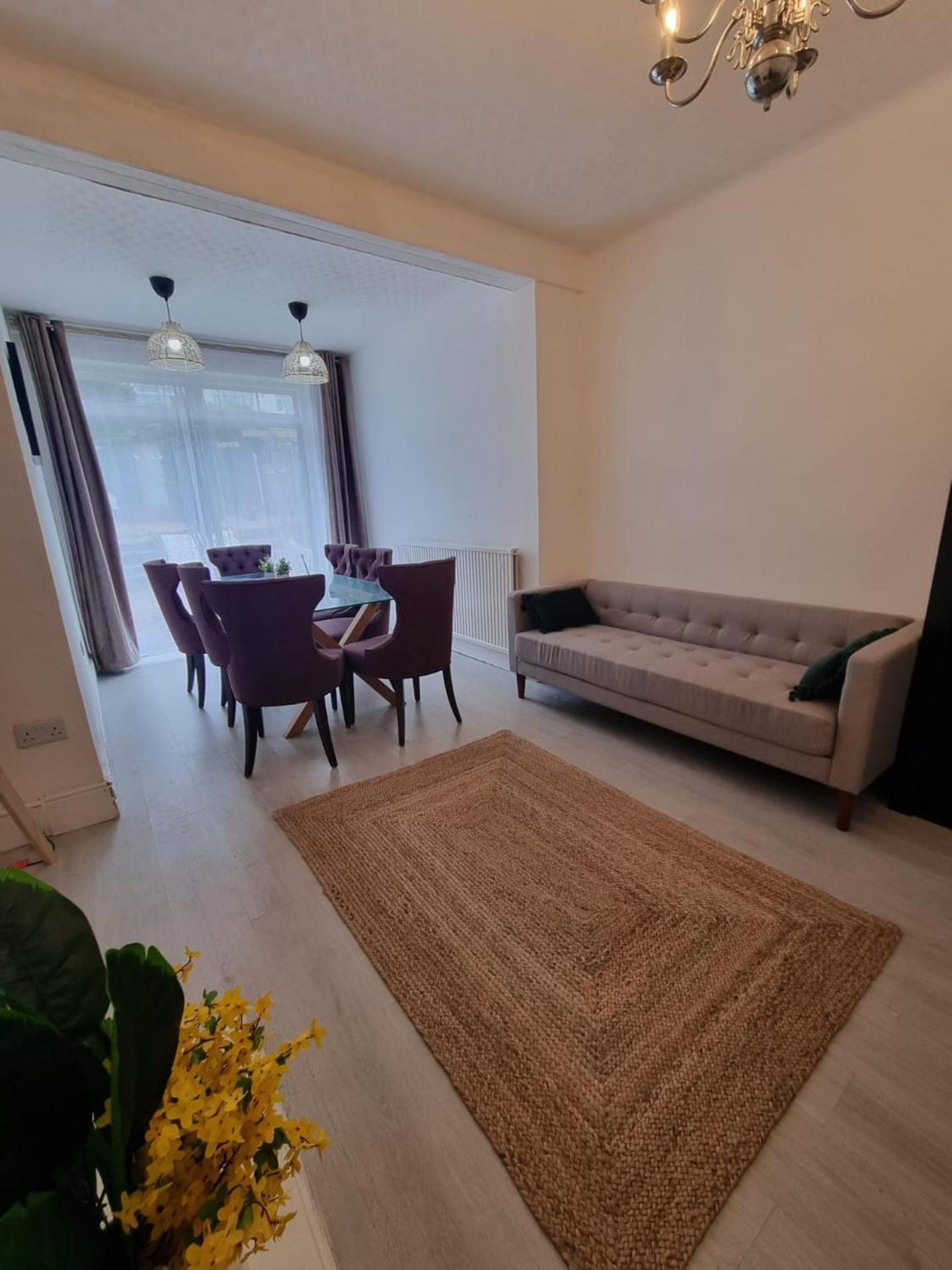 Large 4 Bed Terraced House * Londres