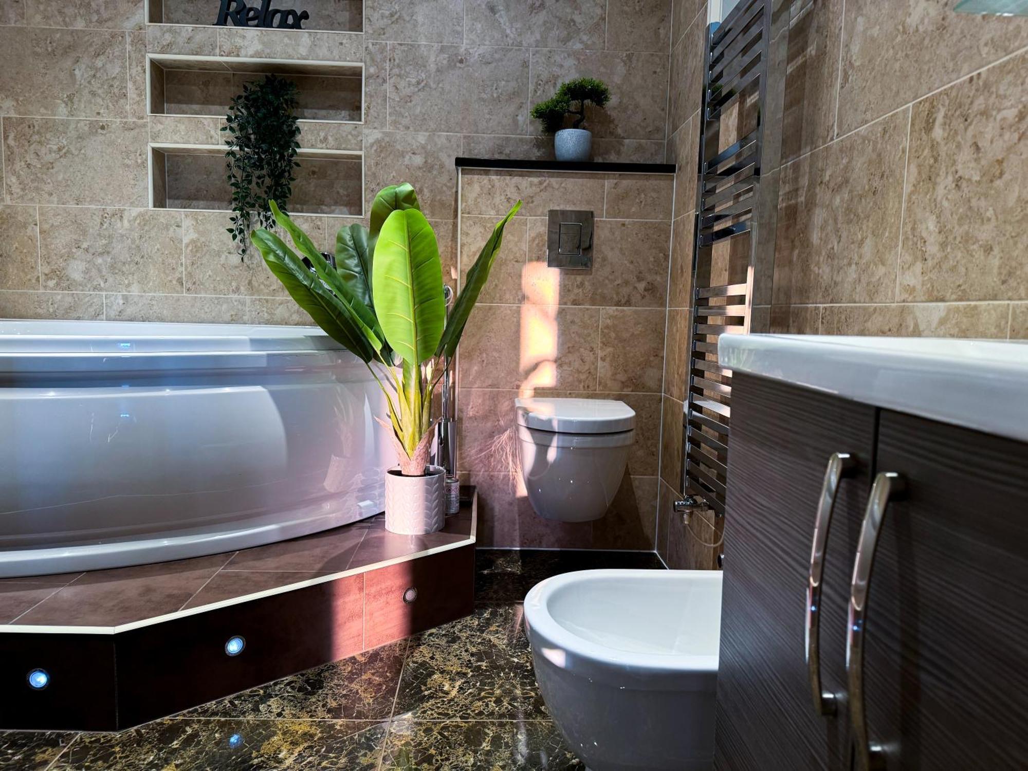 Luxurious 3bed House With Bath & Garden *