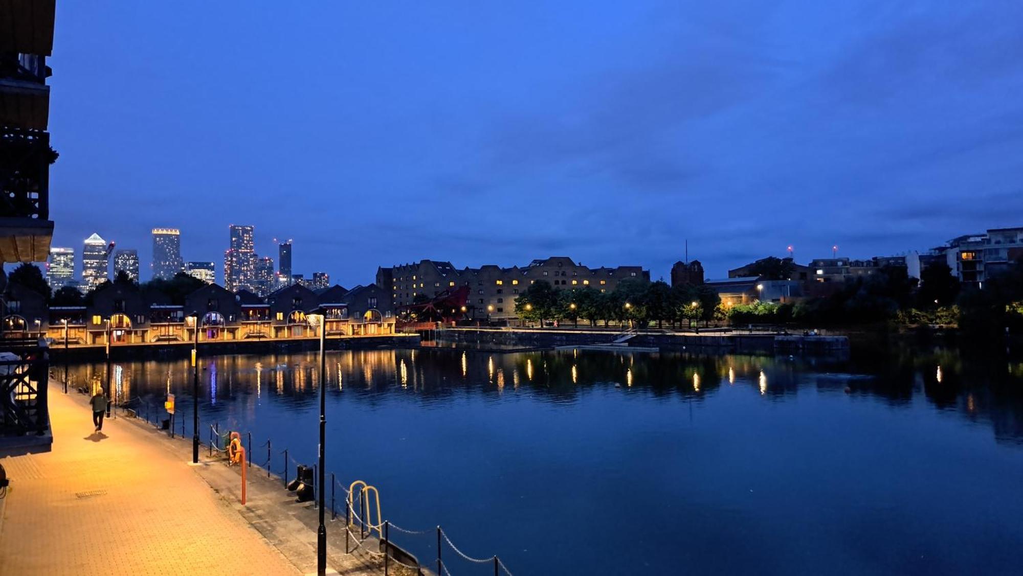 Wapping 700sqft 2 Bedroom - South Facing Dockside Views - Secure Parking Apartamento Londres
