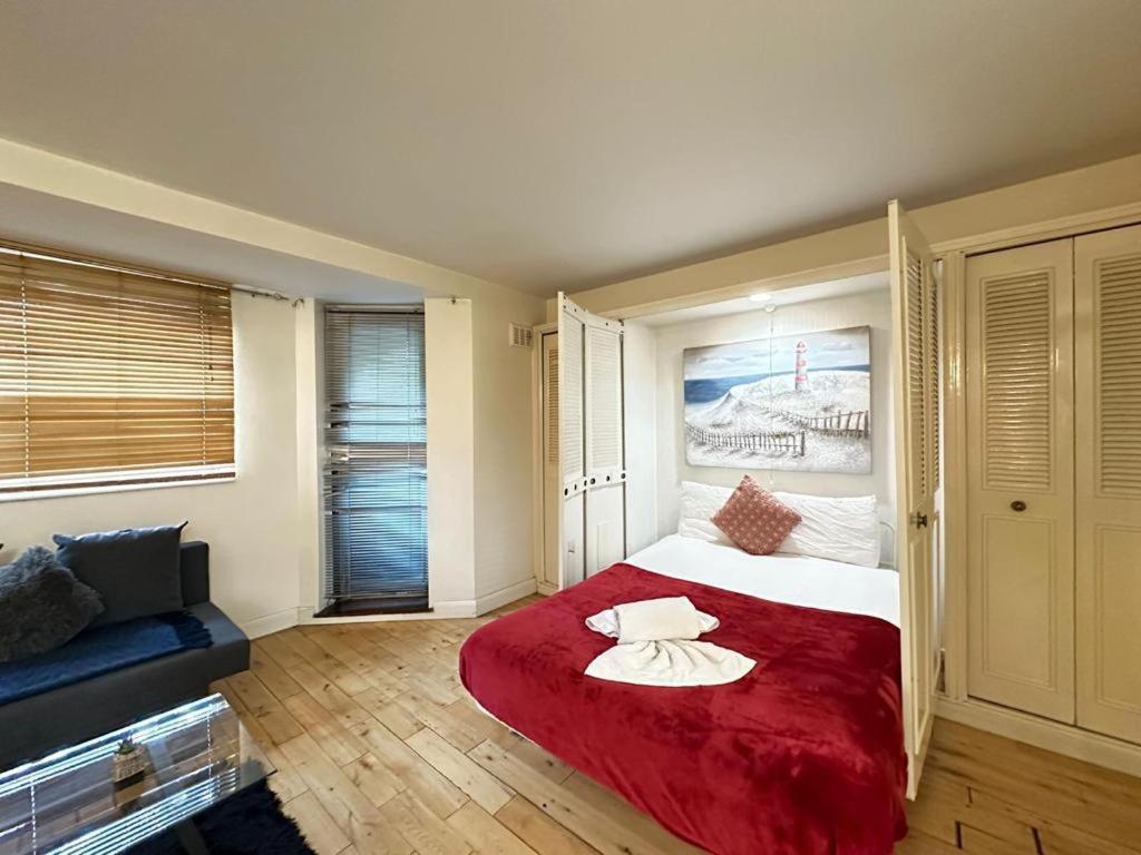 Apartment Chelsea Studio - Sleeps 4 - Near Cromwell Hospital London