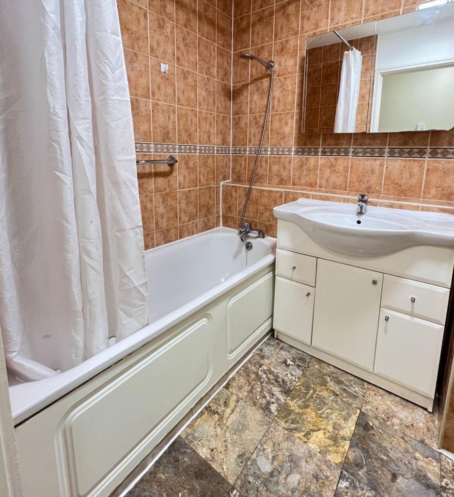Apartment Chelsea Studio - Sleeps 4 - Near Cromwell Hospital London