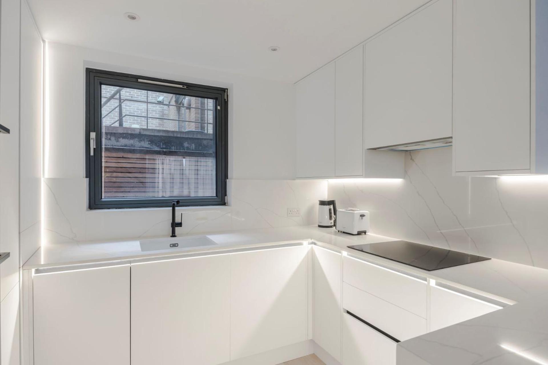 Apartamento Blue Jeans White Shirt - Fitzrovia - By Frankie Says *