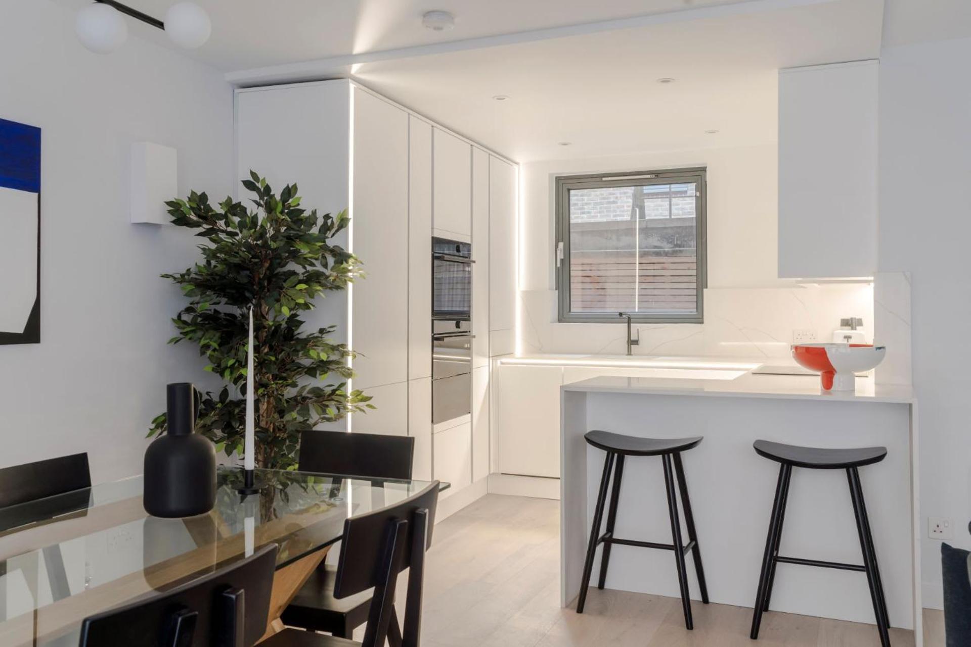 Apartamento Blue Jeans White Shirt - Fitzrovia - By Frankie Says *