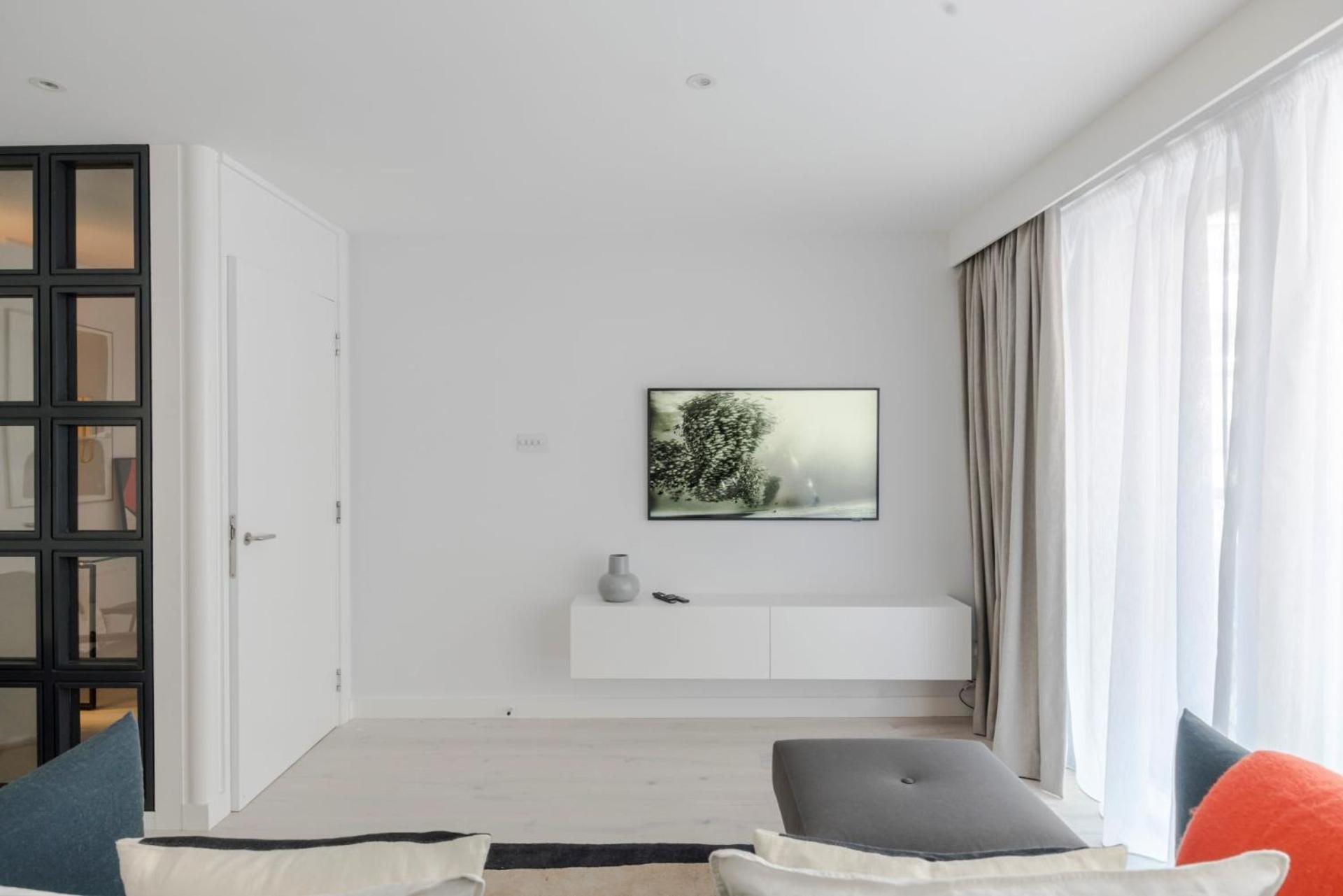 Blue Jeans White Shirt - Fitzrovia - By Frankie Says Apartamento