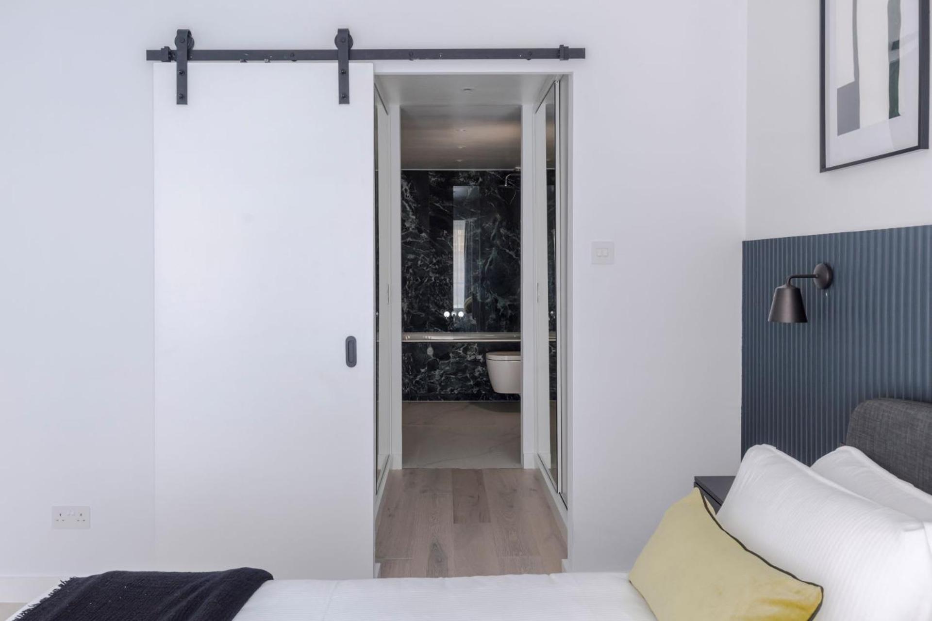 Apartamento Blue Jeans White Shirt - Fitzrovia - By Frankie Says *