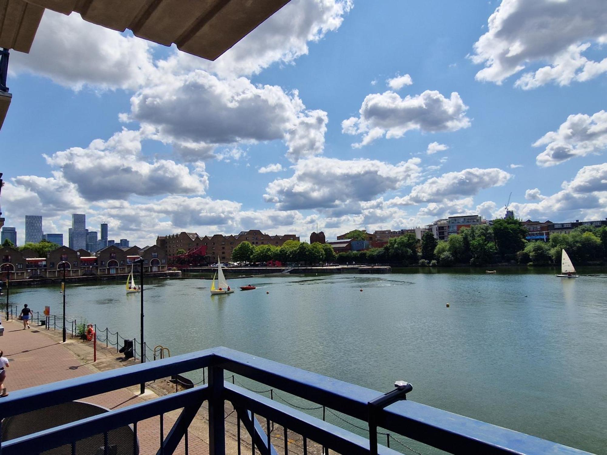 Wapping 700sqft 2 Bedroom - South Facing Dockside Views - Secure Parking Apartamento Londres