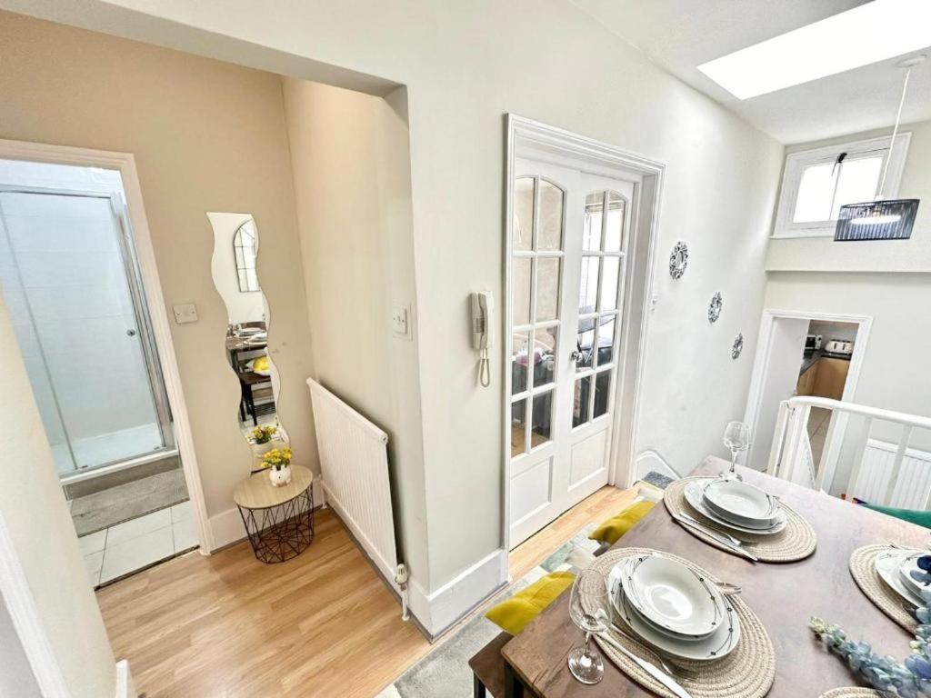 Apartment Beautiful Two Bedroom Queensway *