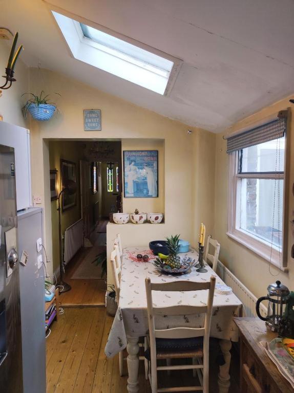 Cosy Double Near Wimbledon Londres