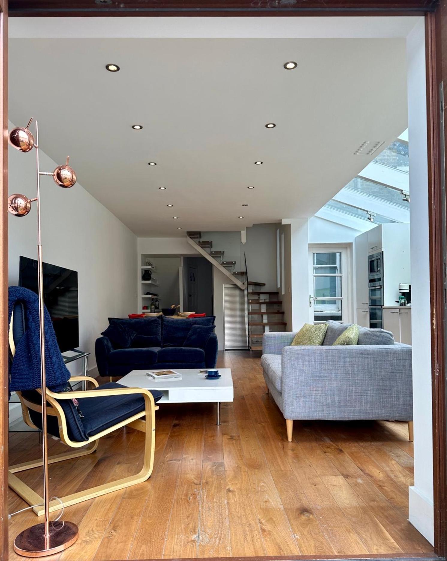 Stunning 3 Bed Apartment *