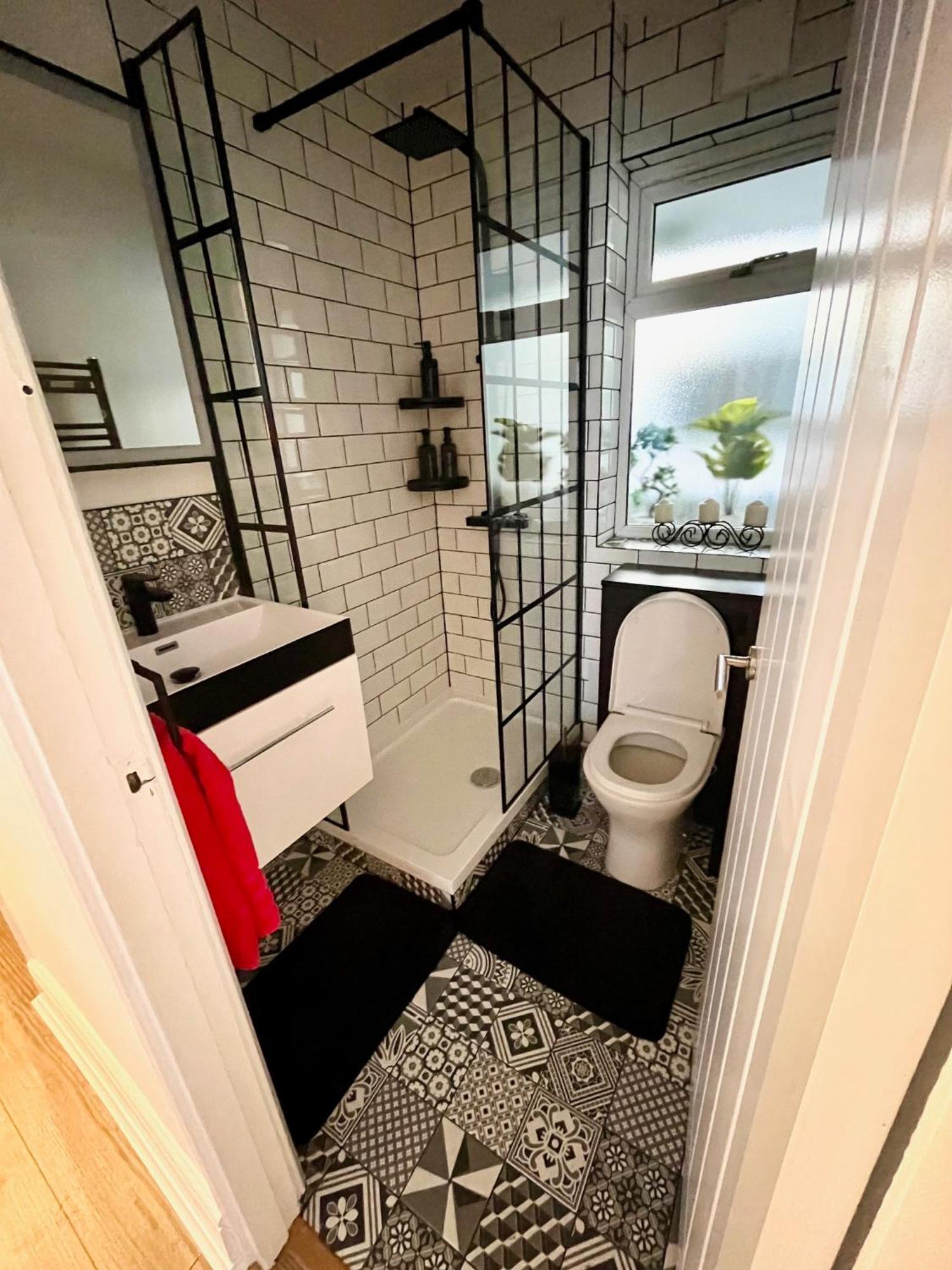 Newly Refurbished ,chic, Attractive 3 Bedroom Flat Apartamento *