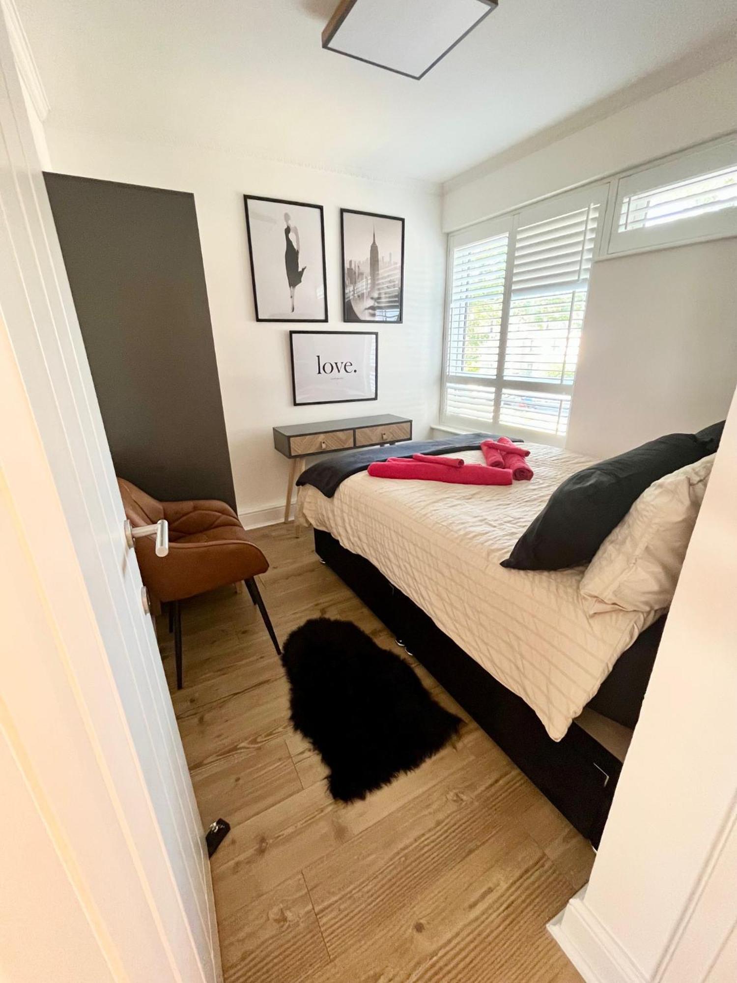 Newly Refurbished ,chic, Attractive 3 Bedroom Flat Apartamento *