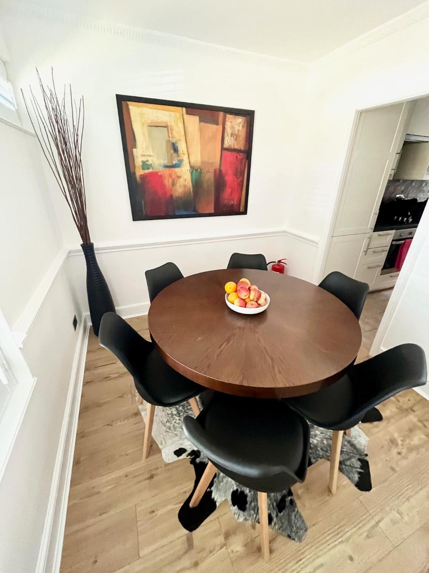 Newly Refurbished ,chic, Attractive 3 Bedroom Flat * Londres