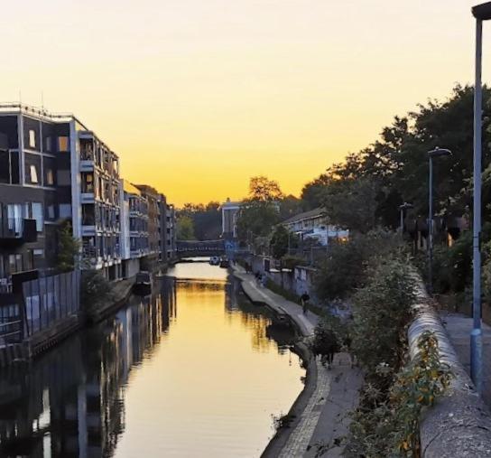 2 Bedroom Canal View, Near Kings Cross & Camden * Londres