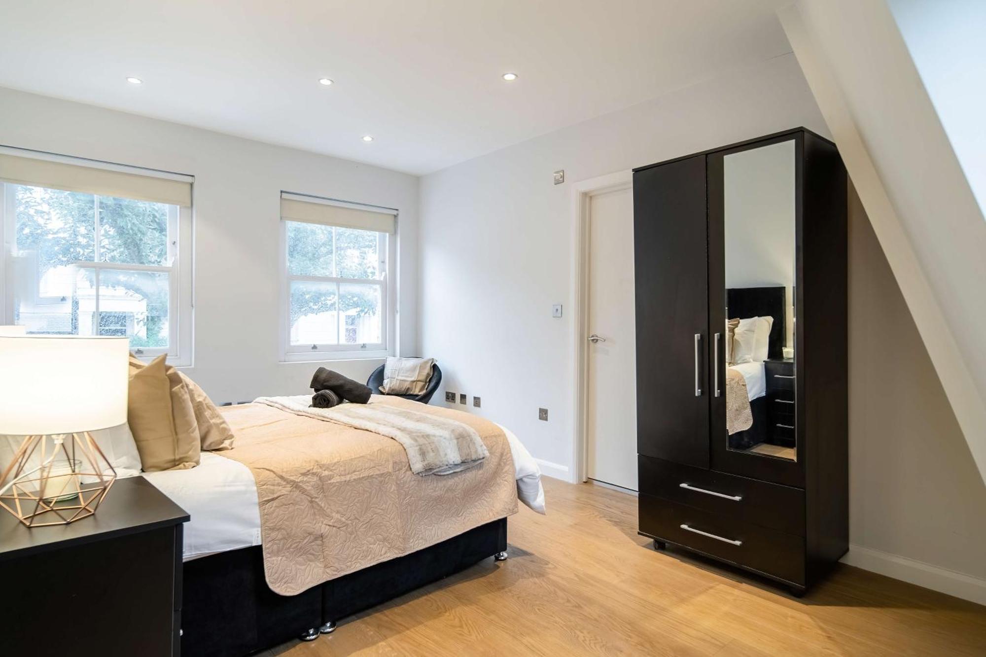 Camden Coach House By Livestay Short Lets & Serviced With Terrace Retreat & Parking Ferienhaus